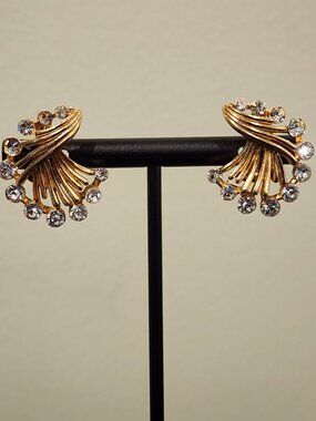 Vintage Crown Trifari Rhinestone Fan spray Clip-On Earrings